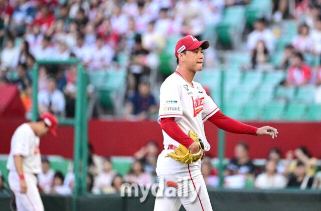 2025년 8월 7일 오후 인천 SSG랜더스필드에서 열린 '2025 신한 SOL뱅크 KBO 리그' 삼성 라이온즈와 SSG랜더스의 경기. SSG 선발투수 김광현이 4회초 2사 1.3루서 강판되고 있다./마이데일리