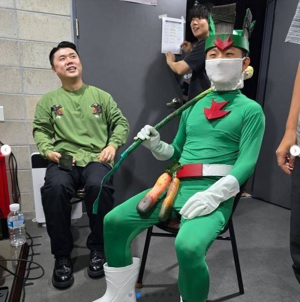 '흑백요리사' 우승자 나폴리맛피아 권성준 셰프(왼쪽)와 빠니보틀. 권성준 셰프는 파김치갱 멤버 응원차 온 것으로 보인다. /빠니보틀 소셜미디어