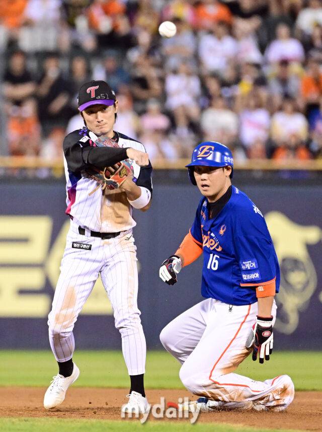 2025년 8월 8일 오후 서울 잠실구장에서 열린 '2025 신한 SOL뱅크 KBO 리그' 한화 이글스와 LG 트윈스의 경기. LG 2루수 신민재가 4회초 1사 1.2루서 한화 이재원의 타구를 병살로 처리하고 있다./잠실 = 유진형 기자