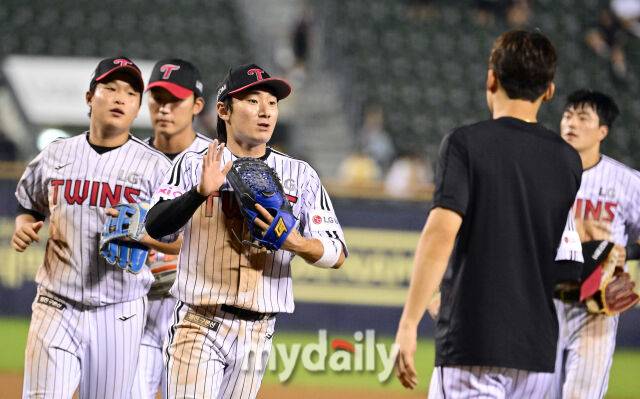 2025년 7월 31일 오후 서울 잠실구장에서 열린 '2025 신한 SOL뱅크 KBO 리그' KT 위즈와 LG 트윈스의 경기. LG 신민재가 18-0으로 승리한 뒤 기뻐하고 있다./마이데일리
