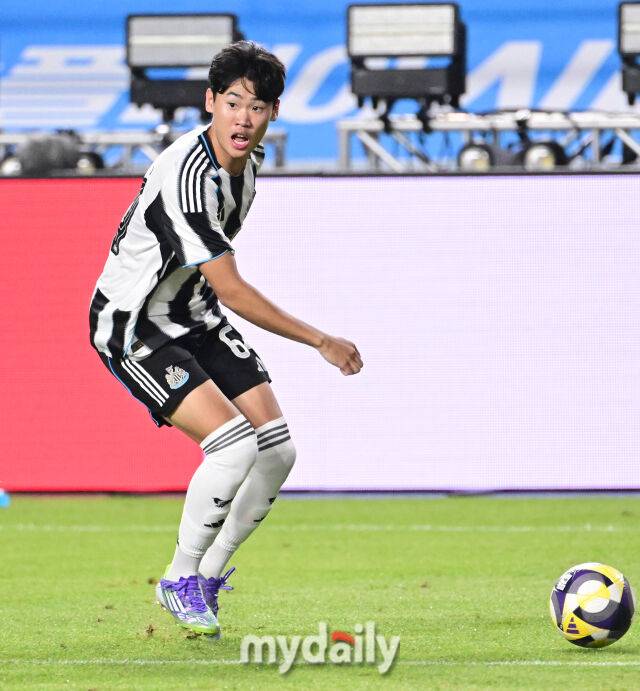 2025년 7월 30일 오후 경기도 수원월드컵경기장에서 쿠팡플레이 시리즈 '팀K리그와 뉴캐슬 유나이티드 FC'의 경기가 열렸다. 뉴캐슬 박승수가 크로스를 준비하고 있다./마이데일리