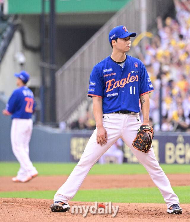 2025년 8월 9일 오후 서울 잠실구장에서 열린 '2025 신한 SOL뱅크 KBO 리그' 한화 이글스와 LG 트윈스의 경기. 한화 선발투수 엄상백이 1회말 1사 2루서 LG 오스틴에게 2점 홈런을 맞고 허탈해하고 있다./잠실 = 유진형 기자