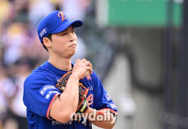 2025년 8월 9일 오후 서울 잠실구장에서 열린 '2025 신한 SOL뱅크 KBO 리그' 한화 이글스와 LG 트윈스의 경기. 한화 선발투수 엄상백이 2회말 무사 2루서 교체되며 아쉬워하고 있다./잠실 = 유진형 기자