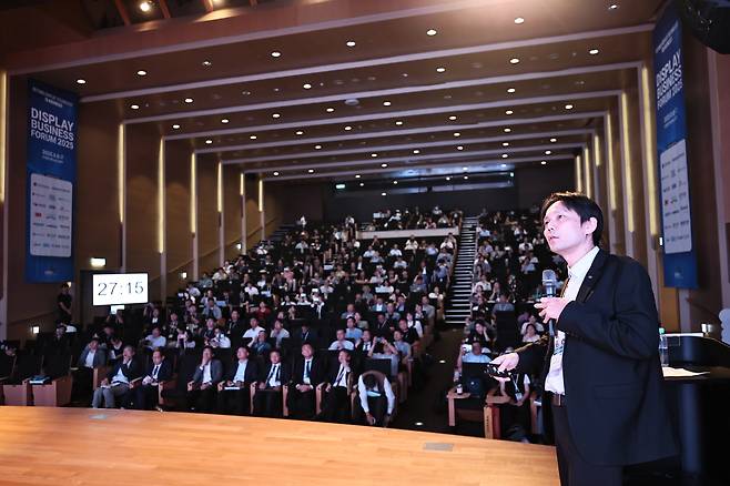 주밍종 TCL CSOT 기술 총괄이 6일 ‘디스플레이 비즈니스 포럼 2025’에서 발표하고 있다. [한국디스플레이산업협회 제공]