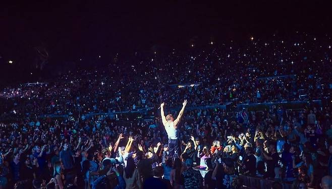 이매진 드래곤스의 음악적 메세지는 댄 레이놀즈(Dan Reynolds)의 보컬을 통해 가장 뚜렷한 주제의식을 전달한다. 때로는 선율을 따라 부드럽게, 때로는 목이 갈라지도록 절규하며 부르짖는 그의 보컬은 ‘잘 부른다’는 영역을 넘어 ‘신념을 노래하는 자의 목소리’, 마치 선지자의 설파와도 같은 힘을 갖는다. [이매진 드래곤스 공식 인스타그램 캡처]