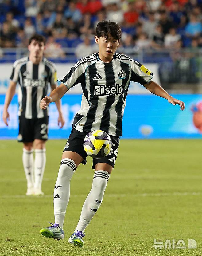 [수원=뉴시스] 이영환 기자 = 30일 오후 경기 수원시 팔달구 수원월드컵경기장에서 열린 2025 쿠팡플레이 시리즈 뉴캐슬 유나이티드와 팀 K리그의 경기, 뉴캐슬 박승수가 볼 트래핑을 하고 있다. 2025.07.30. 20hwan@newsis.com