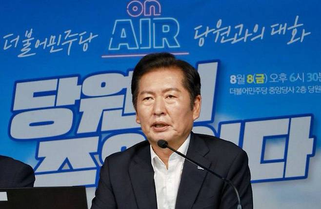 [서울=뉴시스] 고승민 기자 = 정청래 더불어민주당 대표가 지난 8일 서울 여의도 당사에서 '당원이 주인이다' 유튜브 라이브를 하고 있다. (사진=더불어민주당 제공) 2025.08.08. photo@newsis.com *재판매 및 DB 금지