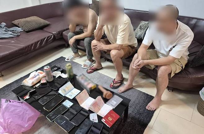 [뉴시스] 태국 파타야의 한 풀빌라에서 성행위 라이브 방송을 하다 체포된 중국인 남성 3명. (사진=방콕포스트 캡처). 2025.08.09.  *재판매 및 DB 금지