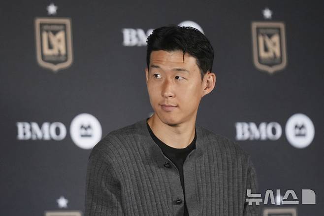 [로스앤젤레스=AP/뉴시스] 손흥민이 6일(현지 시간) 미 캘리포니아주 로스앤젤레스(LA)의 BMO 스타디움에서 미국프로축구(MLS) LA FC 입단 기자회견을 하고 있다. 2025.08.07.