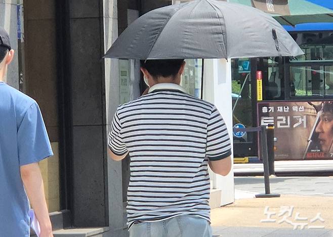 8일 오전 11시 20분 오목교역 인근에서 양산을 쓰고 길을 걷는 남성의 모습. 김지현 인턴기자
