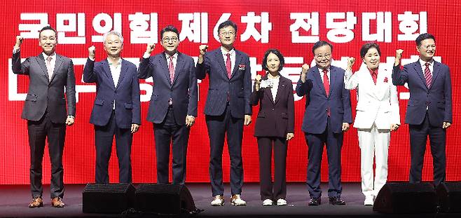단체사진 촬영하는 국민의힘 최고위원 후보들     (대구=연합뉴스) 윤관식 기자 = 국민의힘 최고위원 선거에 출마한 김민수·김근식·신동욱·손범규·최수진·김재원·양향자·김태우(왼쪽부터) 후보가 8일 대구 북구 엑스코에서 열린 국민의힘 제6차 전당대회 대구·경북 합동연설회에서 단체 사진 촬영을 하고 있다. 2025.8.8     psik@yna.co.kr (끝)   <저작권자(c) 연합뉴스, 무단 전재-재배포, AI 학습 및 활용 금지> 연합뉴스