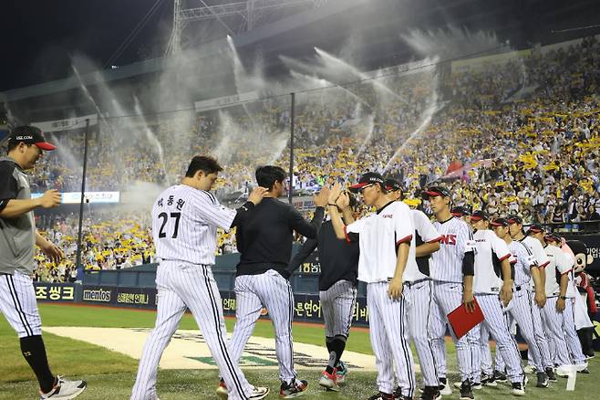 9일 경기 승리 후 기뻐하는 LG 선수단. LG 트윈스 제공