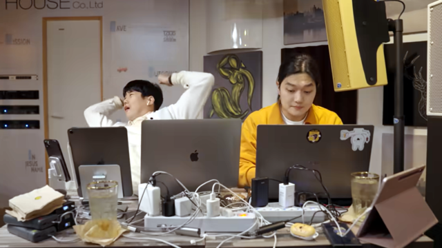 유튜브 채널 ‘너덜트’에서 카공족을 풍자한 영상 ‘카페 전기 도둑’의 한 장면.