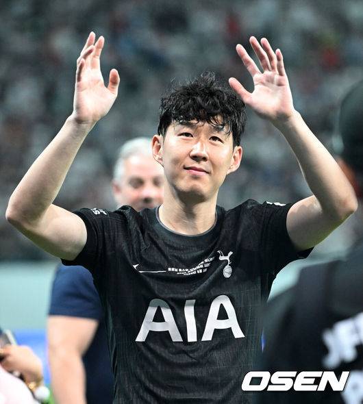 [OSEN=서울월드컵경기장, 이대선 기자] 3일 오후 서울월드컵경기장에서 쿠팡플레이 시리즈 2025&nbsp;2경기, 토트넘 홋스퍼 FC와 뉴캐슬 유나이티드 FC의 프리시즌 친선경기가 열렸다.토트넘 손흥민의 고별전이자 양민혁과 뉴캐슬 박승수의 맞대결로 주목받는 이번 경기는 단순한 프리시즌 친선경기가 아닌, 전설의 마지막, 신예의 등장 교차점이라는 특별한 의미가 더해진다.경기 종료 후 토트넘 홋스퍼 손흥민이 관중석을 향해 인사를 하고 있다. 2025.08.03 /sunday@osen.co.kr