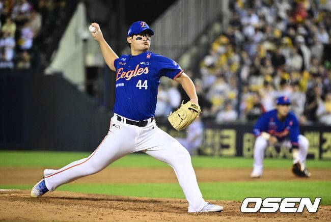 [OSEN=잠실, 조은정 기자]8일 오후 서울 잠실구장에서 ‘2025 신한 SOL Bank KBO리그’ LG 트윈스와 한화 이글스의 경기가 열렸다.LG는 임찬규, 한화는 류현진을 선발로 내세웠다.9회말 2사 2루 한화 김서현이 역투하고 있다. 2025.08.08 /cej@osen.co.kr