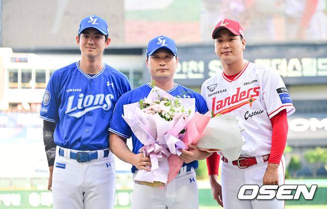 [OSEN=문학, 박준형 기자] 7일 오후 인천 문학 SSG랜더스필드에서 ‘2025 신한 SOL BANK KBO리그’ SSG 랜더스와 삼성 라이온즈의 경기가 진행됐다.이날 SSG은 김광현을, 삼성은 후라도를 선발투수로 내세웠다.경기 앞서 진행된 삼성 오승환 은퇴 기념행사에서 삼성 오승환과 구자욱, 김광현이 포토타임을 갖고 있다.  2025.08.07 / soul1014@osen.co.kr