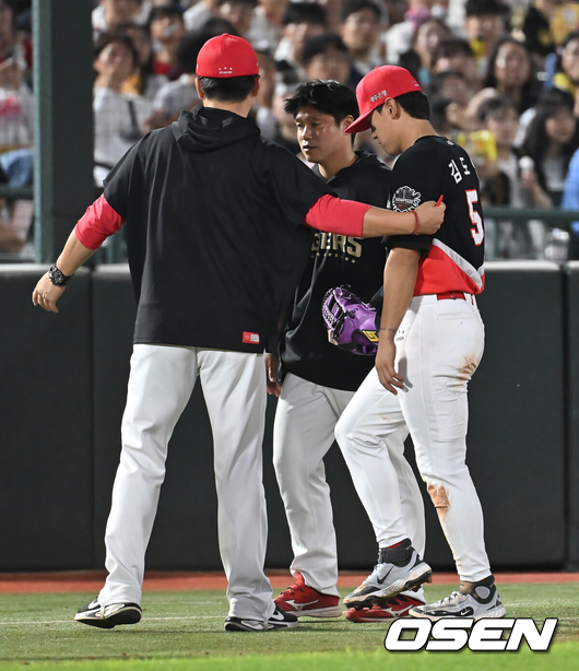 [OSEN=부산, 이석우 기자] 7일 부산 사직야구장에서 2025 신한 SOL 뱅크 KBO 리그 롯데 자이언츠와 KIA 타이거즈의 경기가 열렸다.홈팀 롯데는 이민석이, 방문팀 KIA는 양현종이 선발 출전했다.KIA 타이거즈 김도영이 5회말 무사 1루 롯데 자이언츠 윤동희의 타구를 잡다 부상을 당한 후 교체되고 있다. 2025.08.07 / foto0307@osen.co.kr