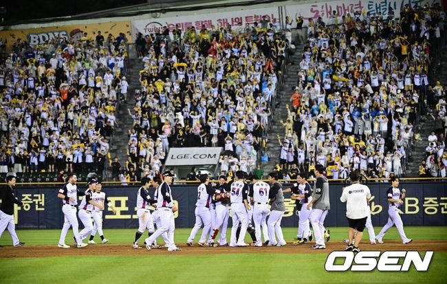 [OSEN=잠실, 조은정 기자]미리보는 한국시리즈다웠다. 명품 투수전에 이어 끝내기로 희비가 엇갈렸다.프로야구 LG 트윈스가 한화 이글스 상대로&nbsp;짜릿한 끝내기 승리로 1위 자리를 지켰다.&nbsp;LG는 8일 서울 잠실구장에서 열린 2025 KBO리그 한화와&nbsp;경기에 2-1로 승리했다. 연장 10회말 끝내기 승리. 이로써 1위 LG는 2위 한화를 2경기 차이로 따돌렸다.&nbsp;연장 10회말 1사 만루 LG 천성호가 끝내기 안타를 날린 뒤 기뻐하고 있다.  2025.08.08 /cej@osen.co.kr