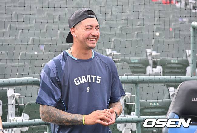 [OSEN=부산, 이석우 기자] 8일 부산 사직야구장에서 2025 신한 SOL 뱅크 KBO 리그 롯데 자이언츠와 SSG 랜더스의 경기가 열린다. 홈팀 롯데는 나균안이, 방문팀 SSG는 최민준이 선발 출전한다.롯데 자이언츠 새 외국인 투수 벨라스퀘즈가 사직야구장에서 김원중과 얘기를 하고 있다. 2025.08.08 / foto0307@osen.co.kr