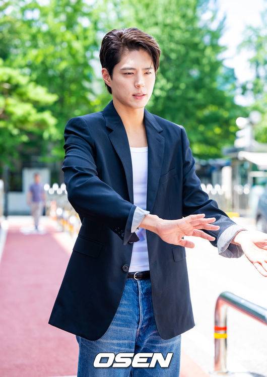 [OSEN=박준형 기자] 22일 오후 서울 여의도 KBS 신관에서 KBS 2TV '더 시즌즈 - 박보검의 칸타빌레' 녹화가 진행됐다.박보검은 드라마 ‘굿보이’와 심야 음악 프로그램 ‘더 시즌즈-박보검의 칸타빌레’ MC로 활약하며 활발한 활동을 이어가고 있다.도로에 나온 팬들의 안전을 염려한 박보검이 가던 길은 멈추고 팬들을 바라보고 있다. 2025.07.22 / soul1014@osen.co.kr