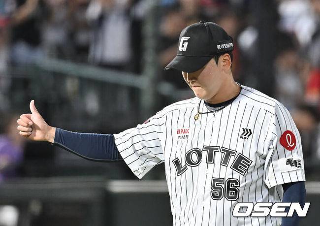 [OSEN=부산, 이석우 기자] 27일 부산 사직야구장에서 2025 신한 SOL 뱅크 KBO 리그 롯데 자이언츠와 KIA 타이거즈의 경기가 열렸다. 홈팀 롯데는 나균안이, 방문팀 KIA는 네일이 선발 출전했다.롯데 자이언츠 최준용이 8회초 수비를 무실점으로 막고 엄지척을 하고 있다. 2025.07.27 / foto0307@osen.co.kr