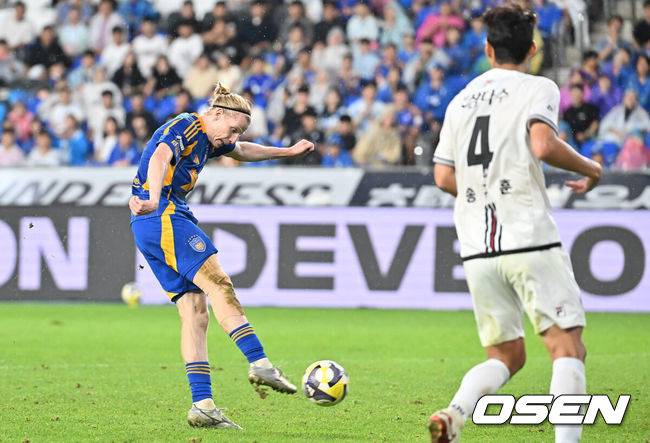 [OSEN=울산, 이석우 기자] 9일 울산 문수축구경기장에서 하나은행 K리그1 2025 울산 HD와 제주SK의 경기가 열렸다.  신태용 감독이 울산 HD 데뷔전이자 13년 만의 K리그 복귀 경기에 나섰다. 울산 HD 루빅손이 후반 골을 성공시키고 있다. 2025.08.09 / foto0307@osen.co.kr