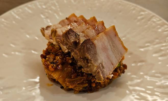 수육을 올린 김치 리소토