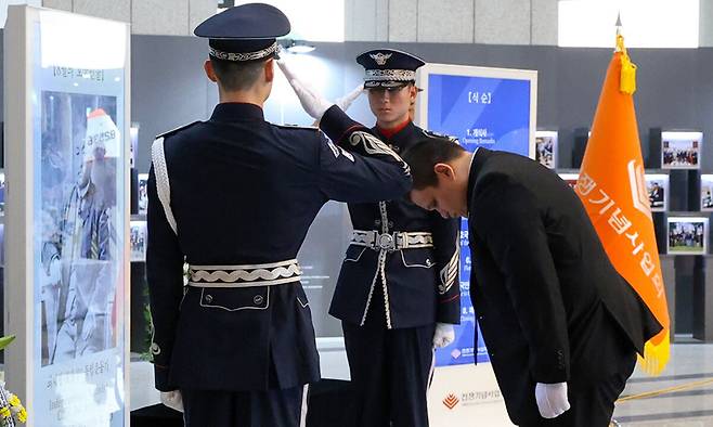 지난 7일 서울 용산 전쟁기념관에서&nbsp;‘8월의 호국 인물’ 최재형 선생 현양 행사가 열려&nbsp;최&nbsp;선생의 5대손 최 일리야 씨가 고인의 영정에 헌화한 뒤 묵념을 하고 있다. 전쟁기념사업회 제공