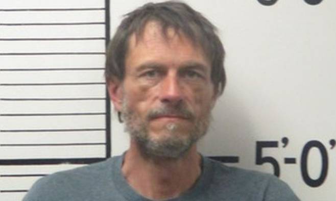 미국 몬태나주에서 총기로 이웃 주민 4명을&nbsp;살해한 혐의로 붙잡힌 마이클 폴 브라운(45). 미 육군에서 4년간 복무했으며 이라크 전쟁에도 참전한 것으로 나타났다. SNS 캡처