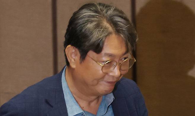 차명 주식거래 의혹을 받는 더불어민주당 이춘석 의원이 지난 5일 국회 본회의에서 방송법 일부개정법률안 관련 필리버스터 종결 동의를 표결하는 투표를 하고 있다. 연합뉴스