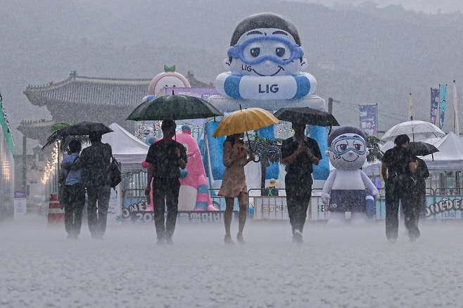 수도권을 비롯한 중부지역에 호우가 예보된 6일 서울 종로구 광화문광장에 폭우가 쏟아지고 있다. 2025.08.06. 뉴시스