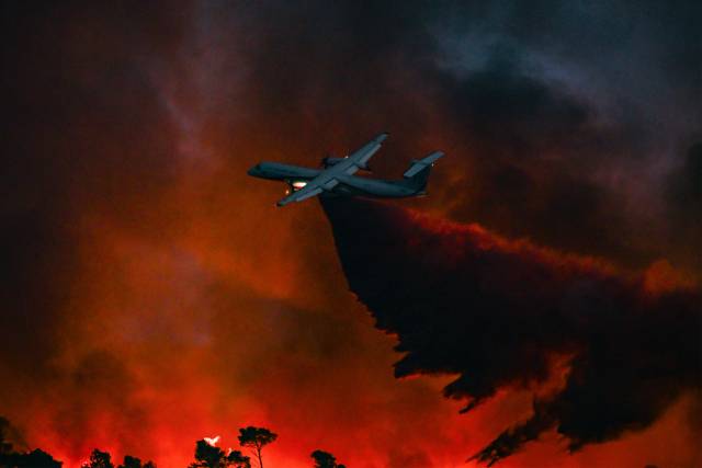 프랑스 남부 오드주 코르비에르 인근에서 발생한 올여름 최대의 산불로 불길이 치솟고 있다. EPA연합뉴스