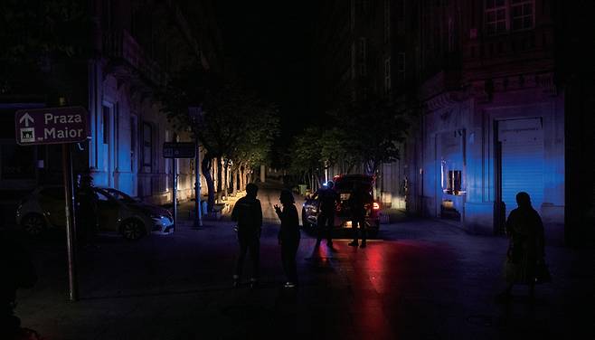 4월28일 스페인 정전 사태 속에 북서부 갈리시아 지방의 오우렌세에서 현지 경찰이 출동하고 있다. ⓒEPA 연합