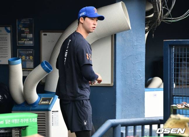 8일 경기를 앞두고 훈련에 나서는 엄상백.