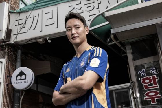 울산광역시 북구 소재 코끼리 종합 시장에서 울산HD 입단 오피셜 사진을 찍은 정승현. /사진=울산HD 제공