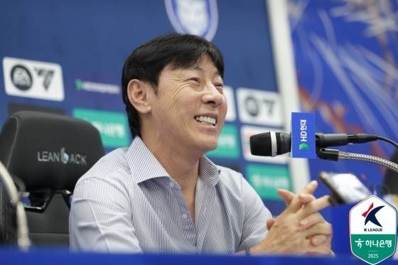신태용 감독이 기자회견 중 미소짓고 있다. /사진=한국프로축구연맹 제공