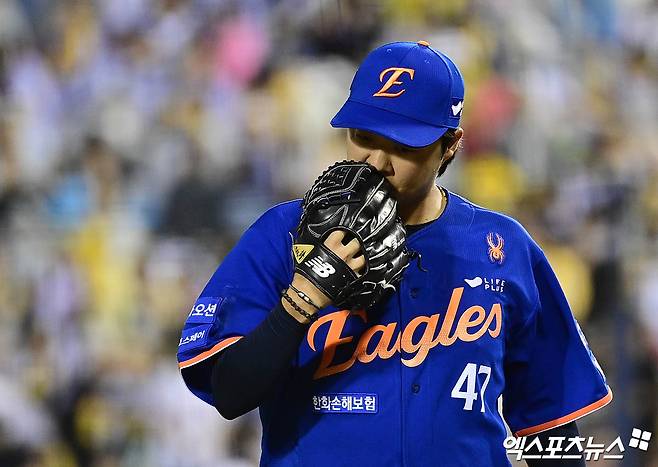 8일 오후 서울 송파구 잠실야구장에서 열린 '2025 신한 SOL Bank KBO리그' 한화 이글스와 LG 트윈스의 경기, 7회말 2사 1,3루 한화 김범수가 LG 문보경을 내야 땅볼로 돌려세우며 이닝을 마친 뒤 더그아웃으로 향하고 있다. 엑스포츠뉴스DB