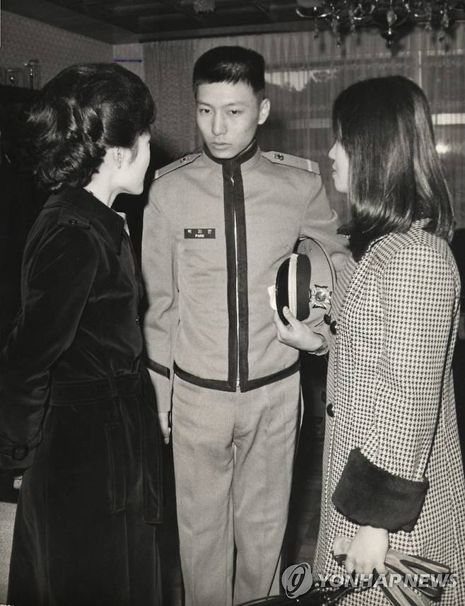 박지만 육사 생도와 누나 박근혜(왼쪽) [연합뉴스 사진]
