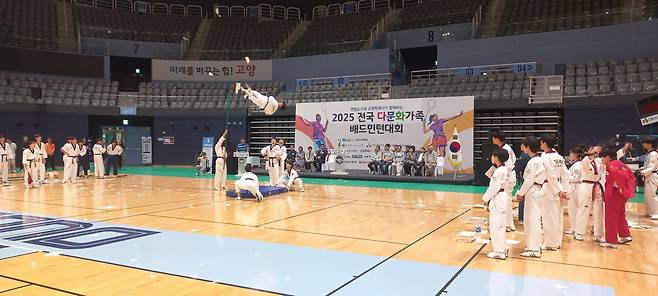 고양특례시 태권도시범단 오프닝 공연 (고양=연합뉴스) 박현수 기자 = 9일 경기 고양특례시 고양체육관에서 열린 '2025 전국 다문화가족 배드민턴대회' 오프닝 공연에서 고양특례시 태권도시범단이 공중 격파 시범을 보이고 있다. 2025. 08. 09. phyeonsoo@yna.co.kr