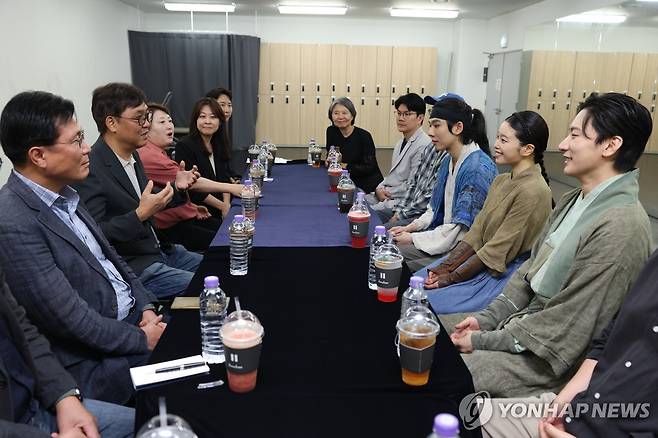 최휘영 문체부 장관 뮤지컬 현장 방문 (서울=연합뉴스) 최휘영 문화체육관광부 장관이 8일 서울 종로구 대학로 홍익대학교아트센터 대극장을 방문해 뮤지컬 '스웨그에이지 외쳐, 조선!'을 관람한 뒤 출연진과 관계자를 만나 K-뮤지컬 진흥을 위한 의견을 나누고 있다. 2025.08.09 [문화체육관광부 제공. 재판매 및 DB 금지]