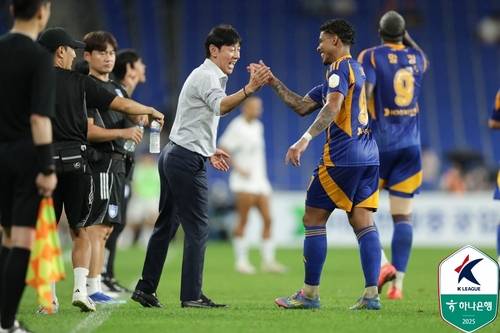 골 들어가자 기뻐하는 신태용 울산 감독 [한국프로축구연맹 제공. 재판매 및 DB 금지]