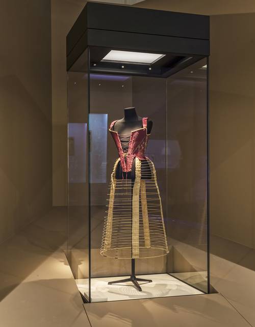 19세기 고래수염으로 제작한 코르셋과 크리놀린. /국립인천해양박물관 제공