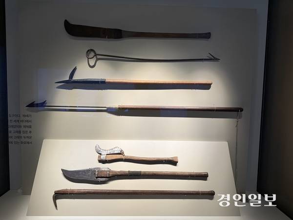 19세기 포경선에서 고래잡이와 고래 해체 작업에 사용한 도구들. 2025.7.31 /박경호기자 pkhh@kyeongin.com