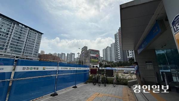 망포역 2번 출구 앞에 임시 펜스가 둘러져 있다. 기존 망포 공영주차장으로 쓰이던 곳으로 지난달 26일 폐쇄됐다. 2025.8.8 /윤혜경기자 hyegyung@kyeongin.com