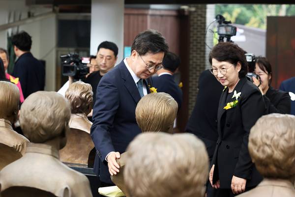 지난 9일 오전 광주시 나눔의집에서 열린 ‘2025년 일본군 위안부 피해자 기림의 날’ 기념식에서 김동연 경기도지사가 일본군 위안부 피해자 할머니들 흉상을 살펴보고 있다. 2025.8.9 /경기도 제공