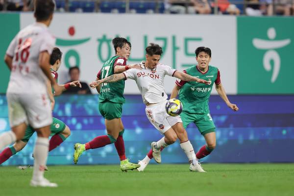 프로축구 K리그1 수원FC 윌리안이 대전하나시티즌 수비진들과 경합하고 있다. 2025.8.10 /한국프로축구연맹 제공