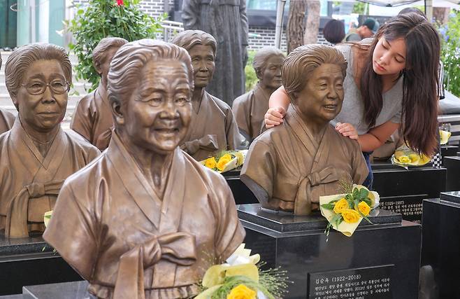 ▲ 9일 오전 광주시 나눔의집에서 열린 '2025년 일본군 위안부 피해자 기림의 날' 기념식에서 참석 학생들이 고인이 된 할머니들의 흉상을 살펴보고 있다./전광현 기자 maggie@incheonilbo.com