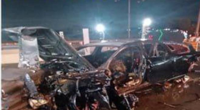 ▲ 10일 오전 평택시흥고속도로 시흥 방향 서시흥요금소에서 충격 흡수대를 들이받은 승용차에서 화재가 발생했다. 사진=경기도소방재난본부