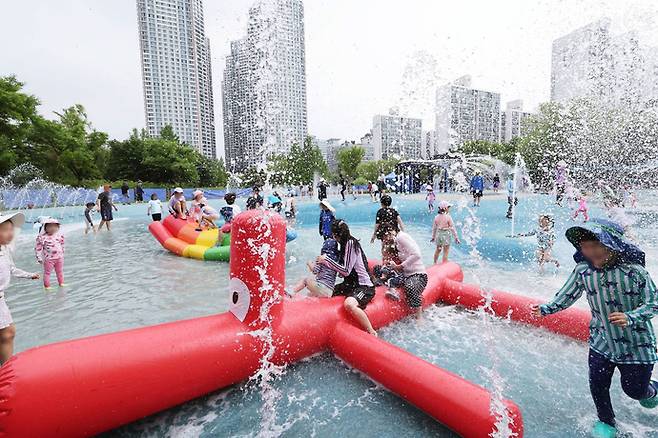 ▲ 부천중앙공원 물놀이장에서 시민가족들이 한낮의 무더위를 식히며 즐거운 시간을 보내고 있다. 사진=부천시청