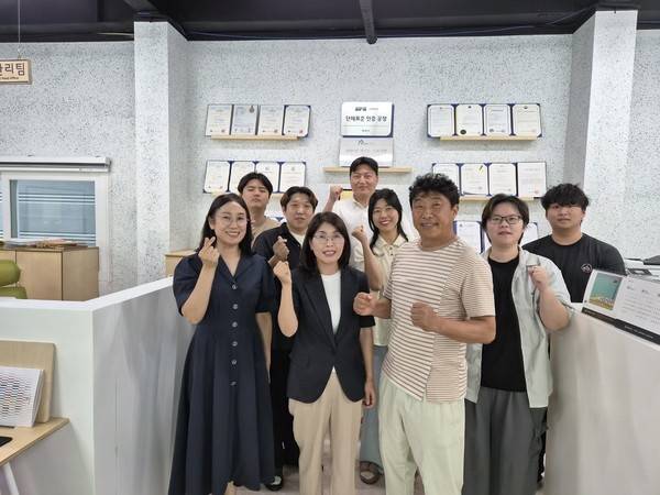 파이팅 포즈를 취하고 있는 다나 임직원들.